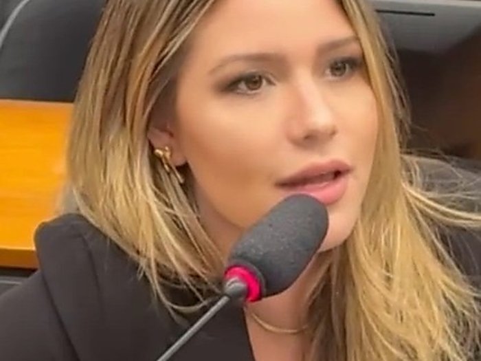 Raquel Cantarelli falando em audiência pública